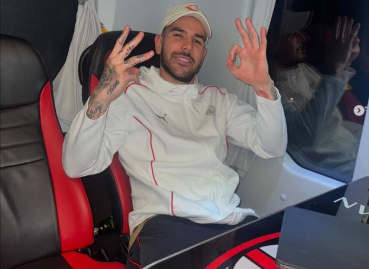 Theo Hernandez seduto sul bus del Milan dopo la partita a Como