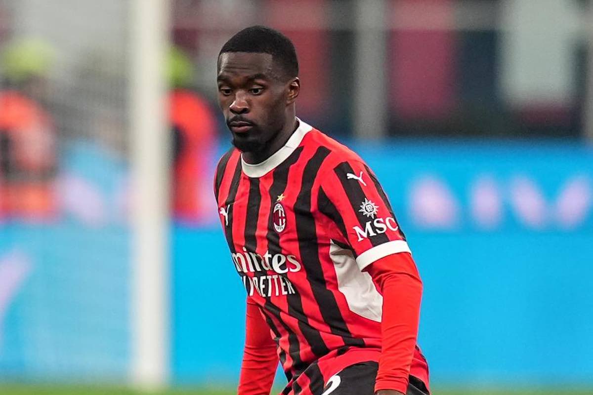 Tomori nel corso di un match del Milan