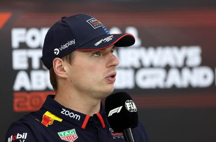 Max Verstappen pilota Red Bull F1 parla in una conferenza stampa