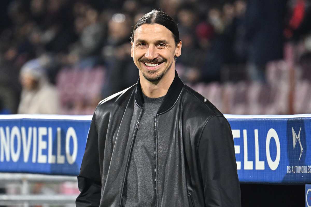 Zlatan Ibrahimovic dirigente del Milan a bordocampo nel pre-partita