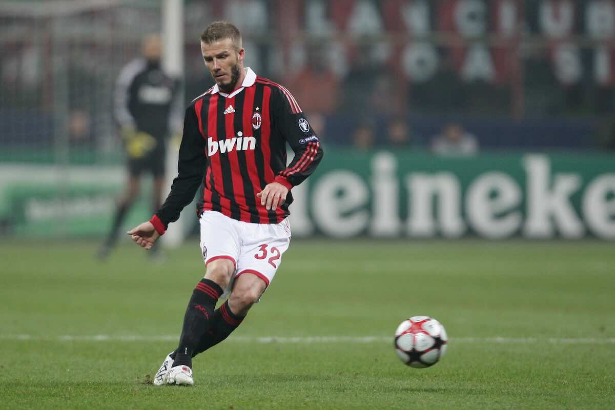 David Beckham con la maglia del Milan calcia il pallone