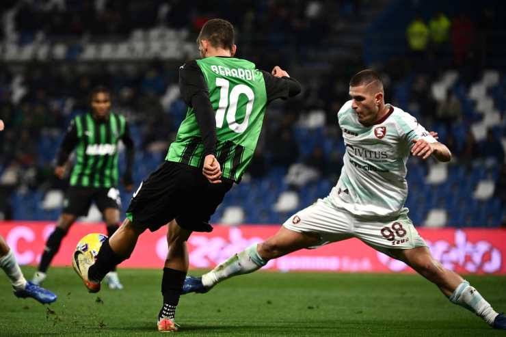 Domenico Berardi attaccante del Sassuolo calcia la palla con il sinistro