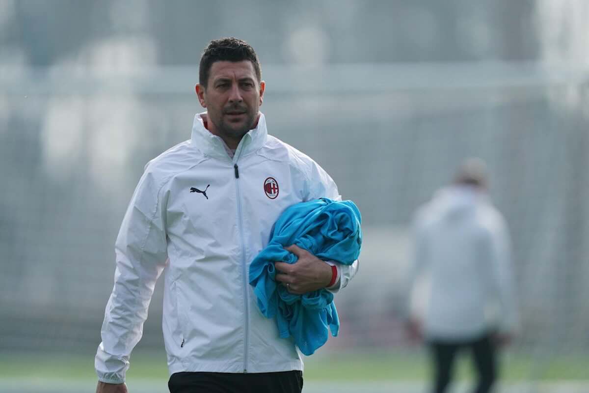 Bonera allenatore del Milan Futuro con in mano le pettorine durante l'allenamento