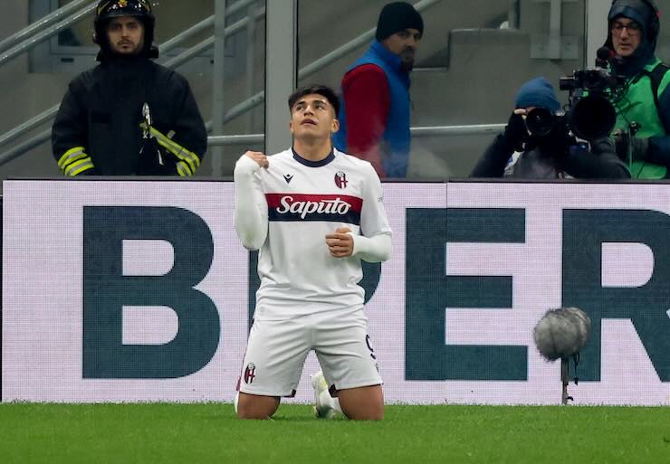 Santiago Castro attaccante del Bologna esulta dopo un gol a San Siro