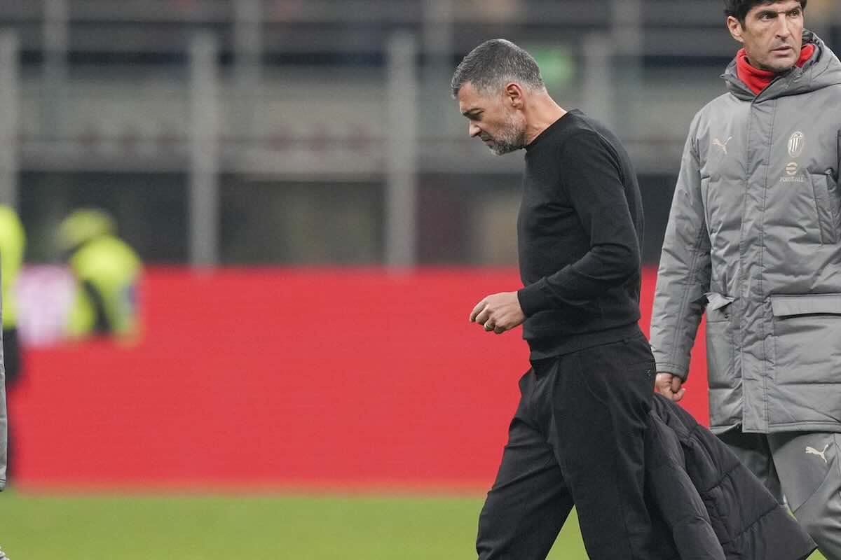 Conceicao allenatore del Milan esce dal campo a testa bassa