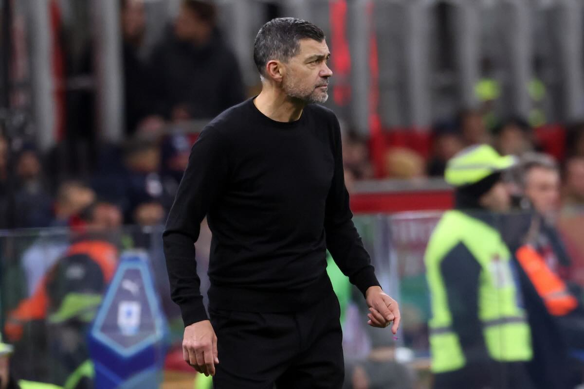 Sergio Conceicao allenatore del Milan guarda il campo dalla panchina