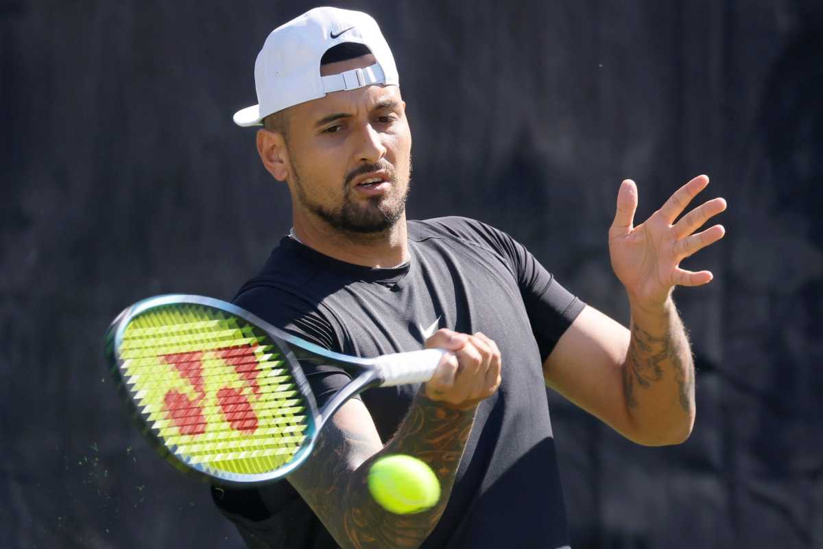 Nick Kyrgios mentre colpisce la palla