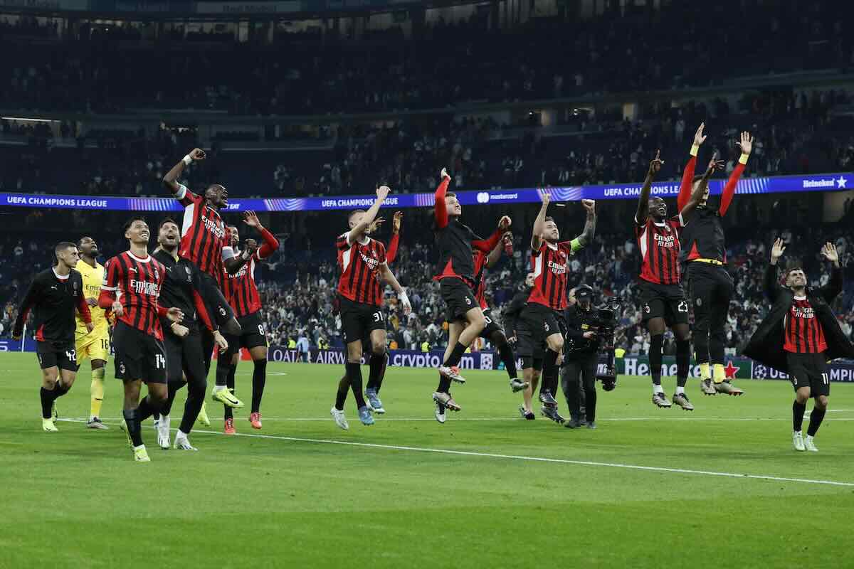 I giocatori del Milan esultano a Madrid dopo la vittoria