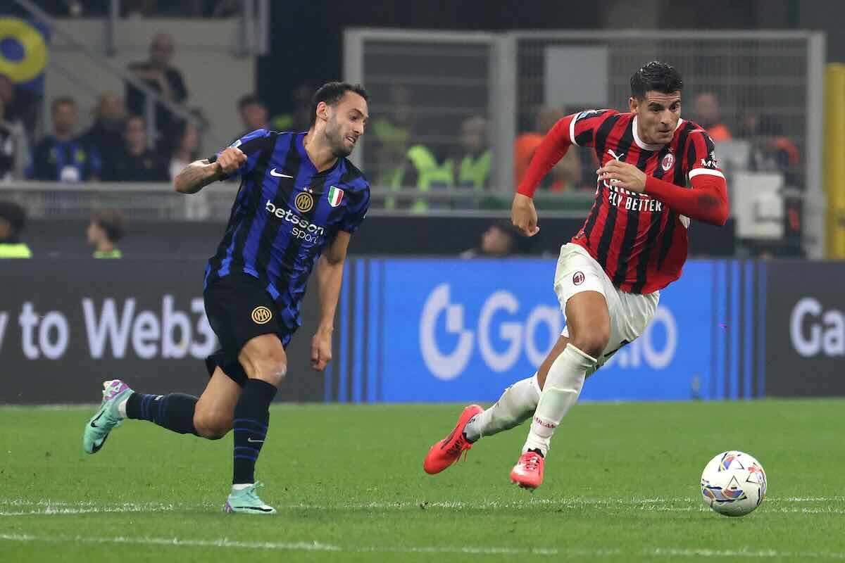 Morata e Calhanoglu in azione durante il derby