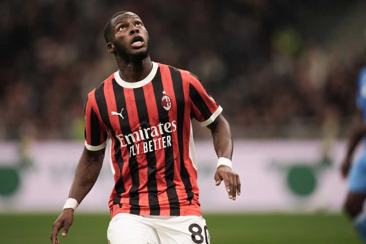 Musah centrocampista del Milan che guarda in alto 