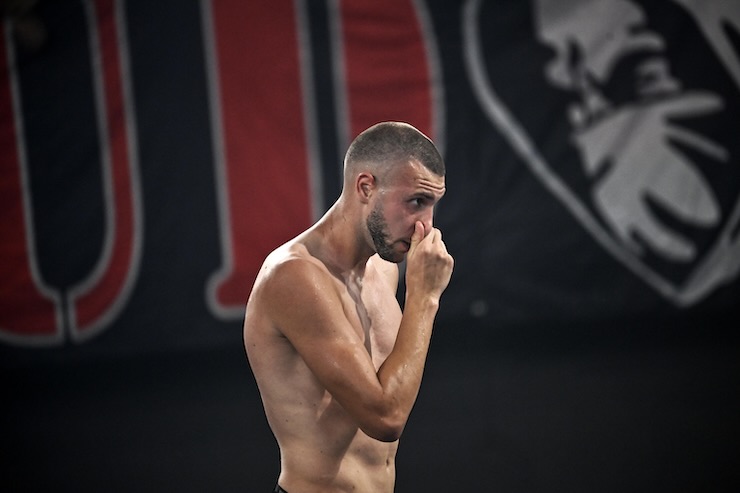 Pavlovic difensore del Milan senza maglia che esce dal campo