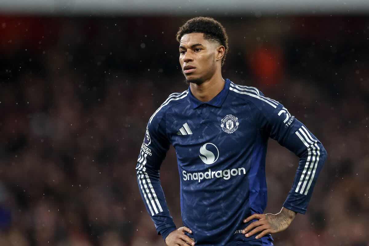 Rashford attaccante del Manchester United con le mani sui fianchi durante una partita