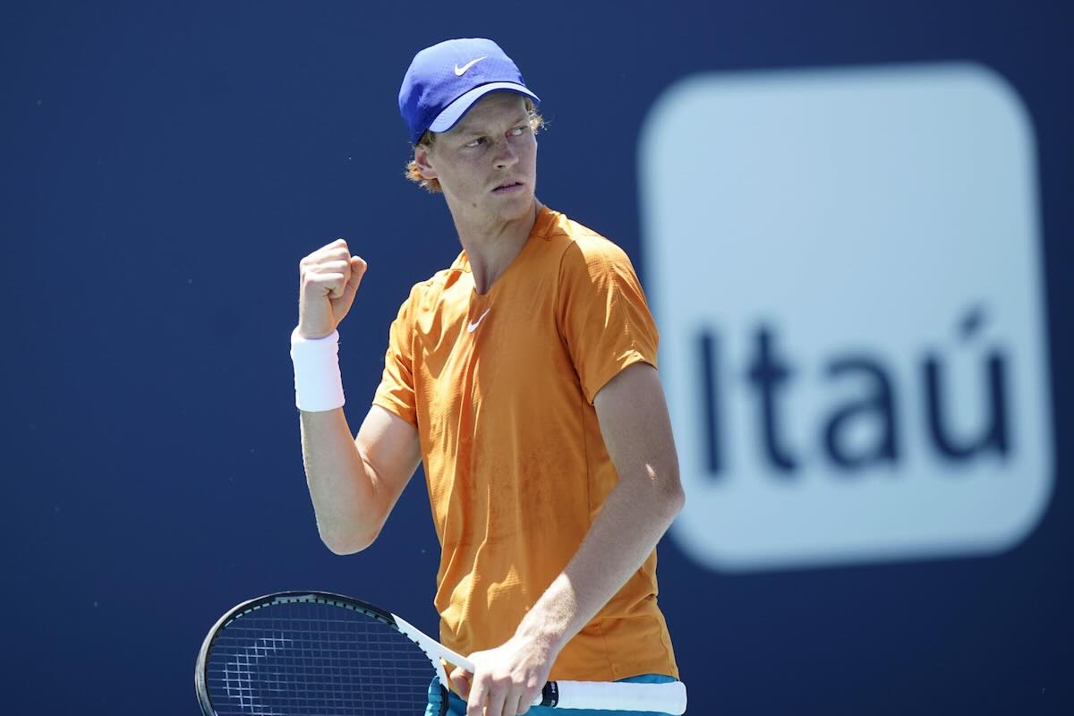 Jannik Sinner esulta durante una partita 