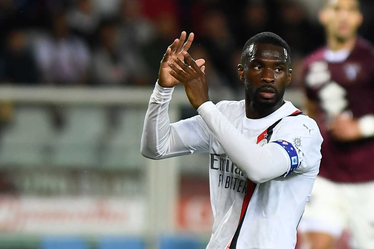 Tomori difensore del Milan durante una partita con la fascia da capitano