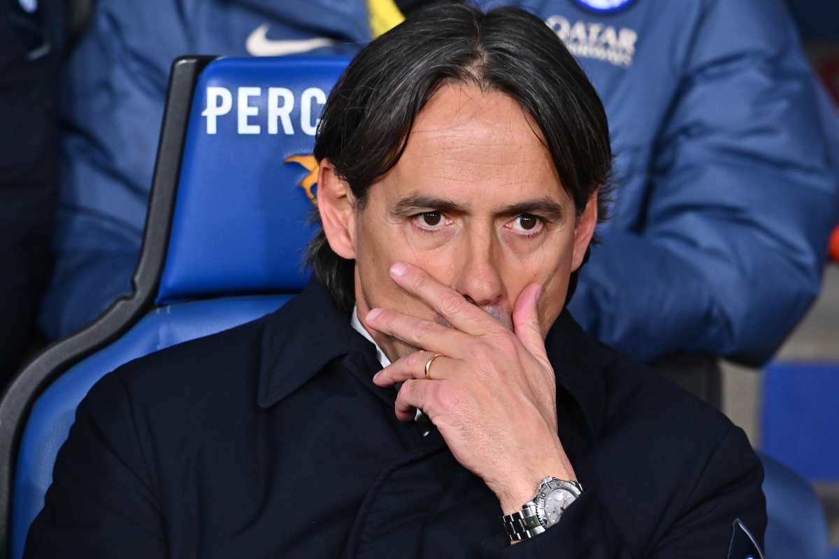 Simone Inzaghi allenatore dell'Inter seduto in panchina