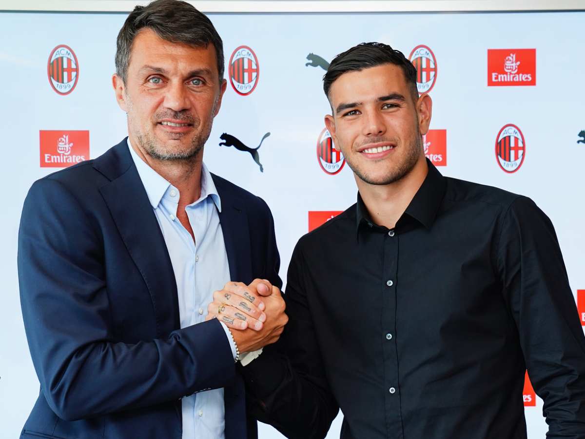 Theo Hernandez e Paolo Maldini si stringono la mano