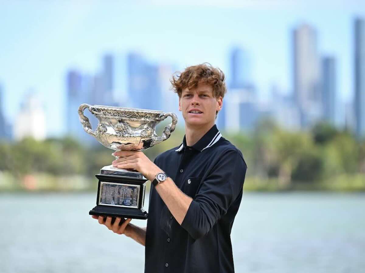 Sinner mostra il trofeo